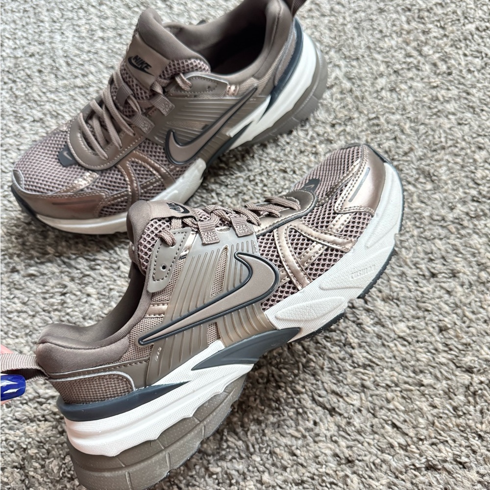 Nike V2K Run, Women’s 8, Mink Brown and Ironstone Colorway